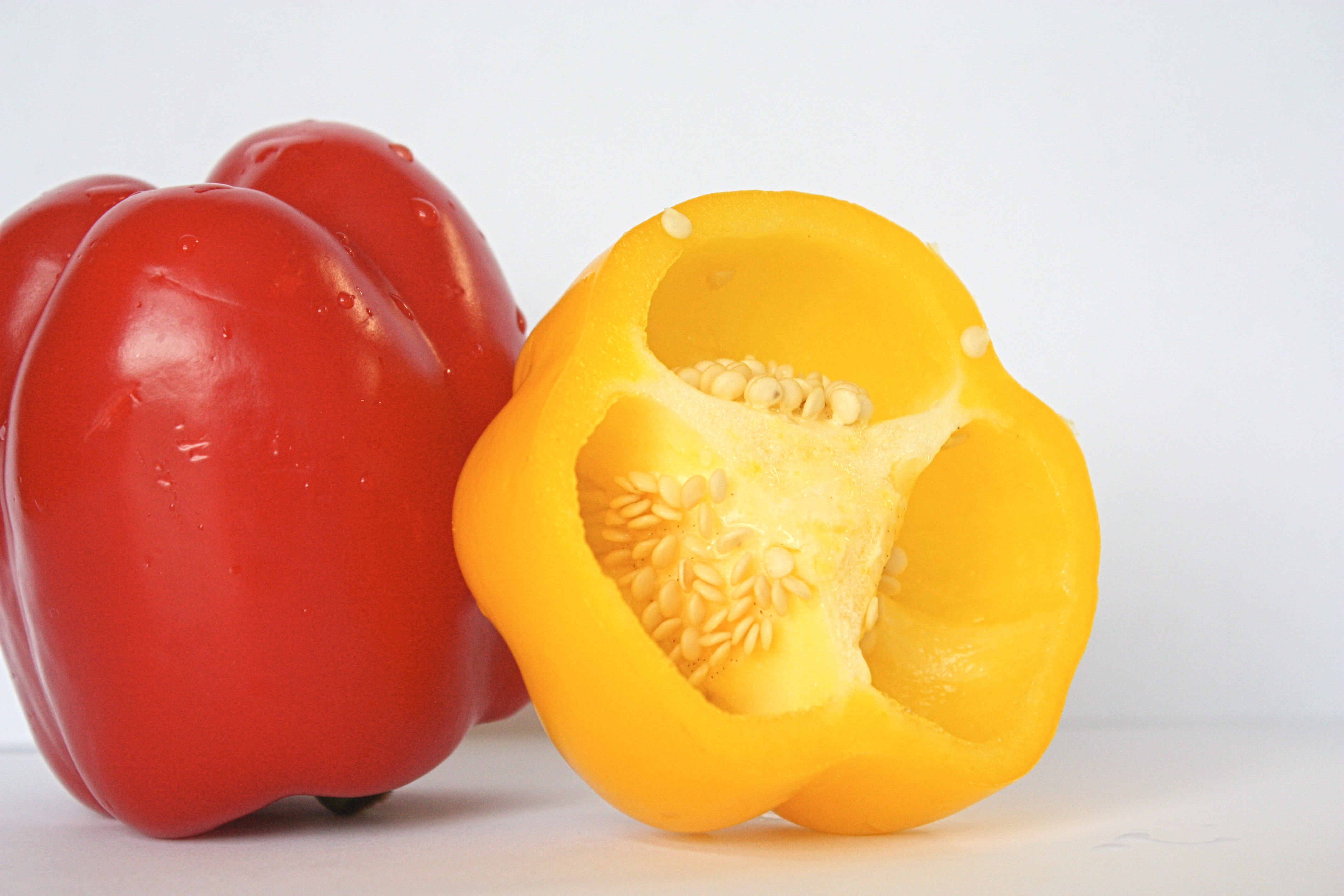 rote und gelbe Paprika auf weißem Hintergrund