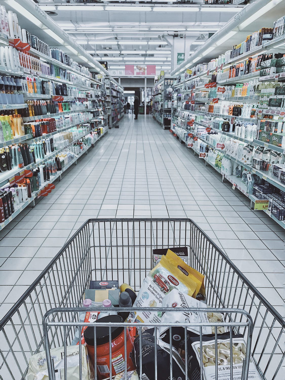 Einkaufswagen in einer Reihe von Regalen in einem Supermarkt